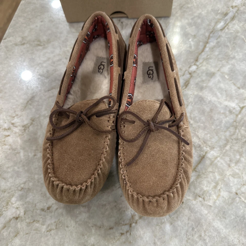 Chinelos Mocassim UGG Kid Feminino Ryder Jungle 1005160K EUA Tamanho 3 Camurça Estado Perfeito Novo Na Caixa - Imagem 2 de 4