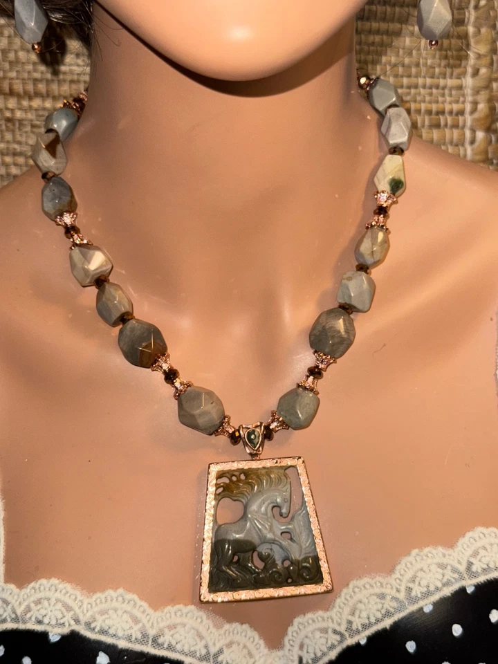 COLLAR Y PENDIENTES COLGANTES ARTESANALES DE CABALLO JASPE - DETALLES EN COBRE Foto 2 de 4