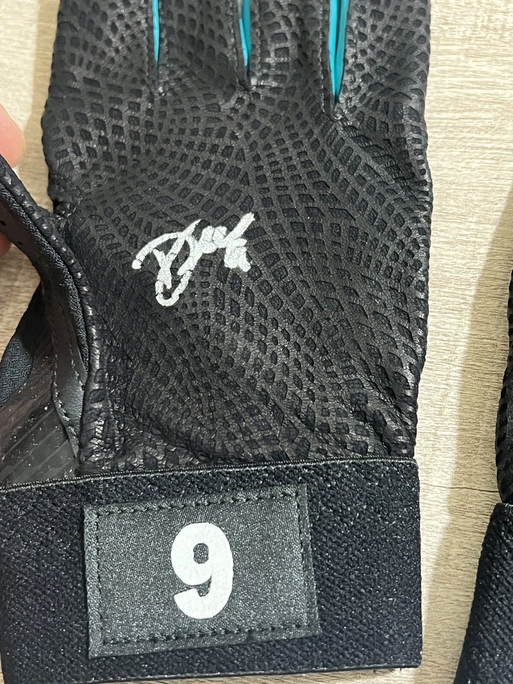 2018 MLB Seattle Mariners Dee Gordon Signed Batting Gloves Under Armour Yard JSA - Image 2 of 4
