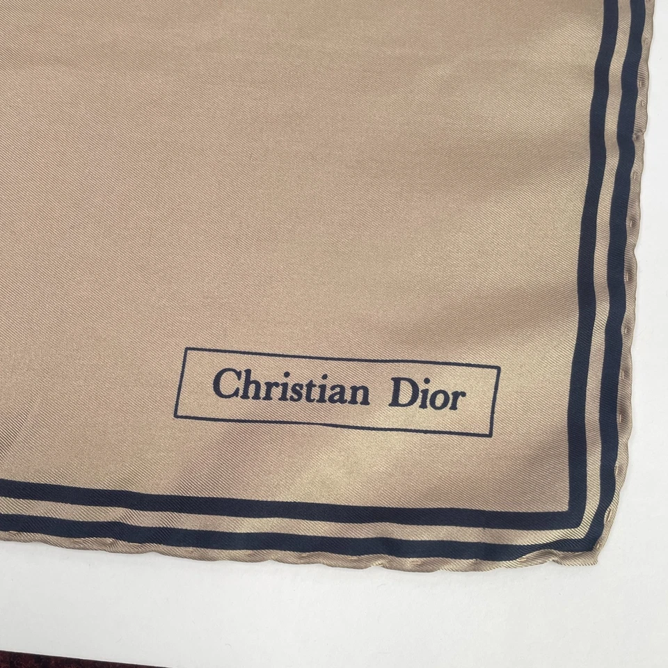 Pañuelo Christian Dior Cuadrado de Bolsillo 18" Beige Seda Para Hombre Italia Enrollado a Mano Foto 2 de 4