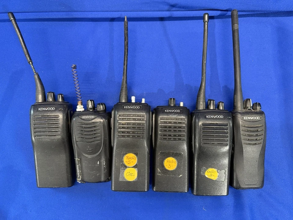 Lote de 18 radio bidireccional Kenwood con cables de alimentación y más para piezas - leer más abajo Foto 2 de 4
