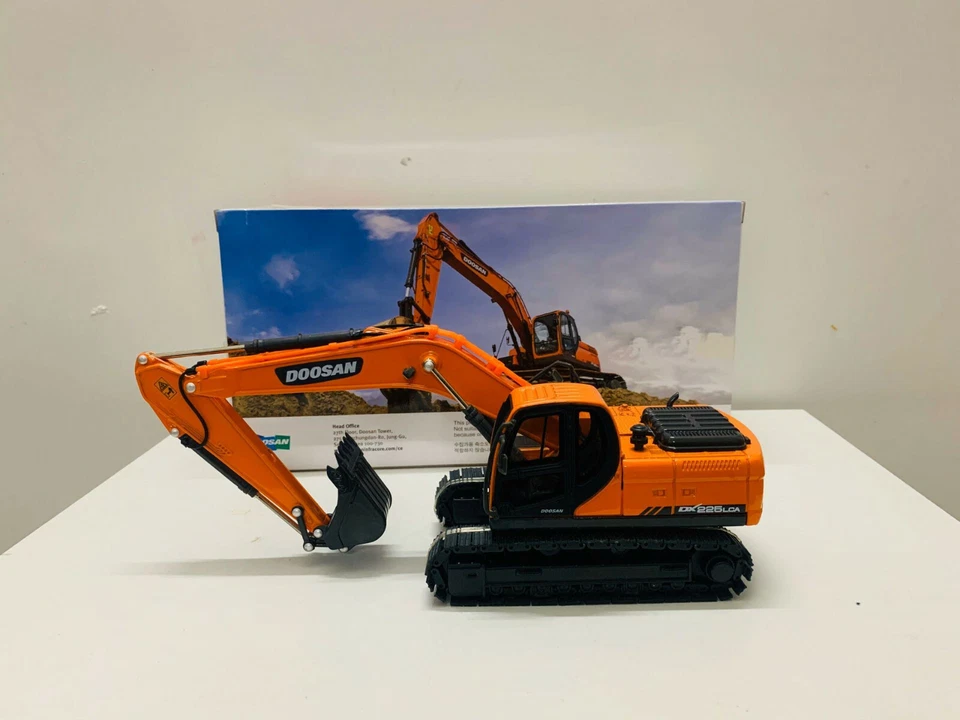 Doosan DX225LCA Hydraulic Excavator 1/40 Scale DieCast Model New in Original Box - Image 2 of 4