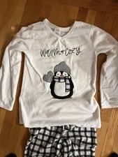 New women’s size M warm and cozy penguin white top black white pants fleece￼