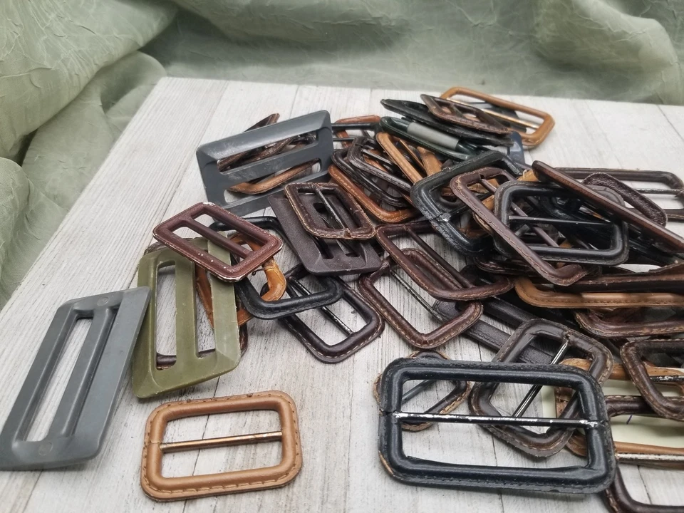 Lote De Colección De 60 Hebillas De Cinturón De Metal Envueltas De Cuero De Plástico Bufanda Slides Foto 4 de 4