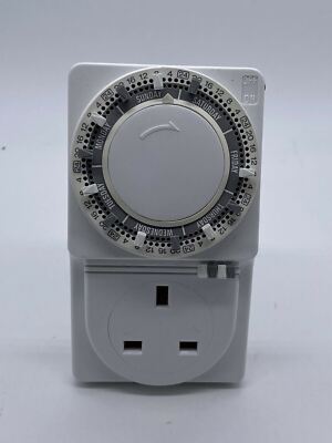 Lloytron A577 3-poliger programmierbarer 7-Tage-Timer zum Einstecken 