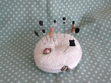 Hutnadelkissen alt Seide  Spitze  Handarbeit  mit 11 Hutnadeln alt um 1940