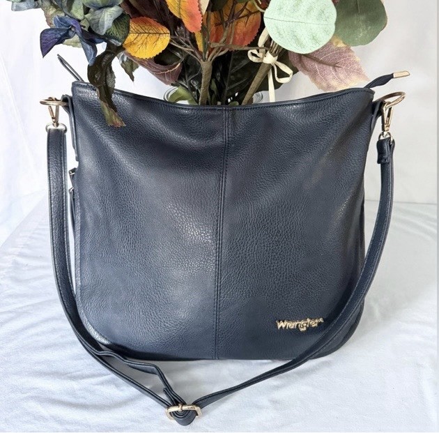 Wrangler Black Pebbled Zip Crossbody Bag Gold Hardware Logo Pockets Detach Strap