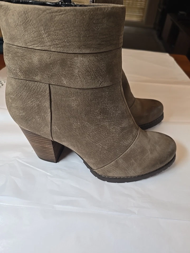 Botines Clarks de cuero para mujer beige talla 7,5 con tacón bloque de 3 pulgadas Foto 3 de 4