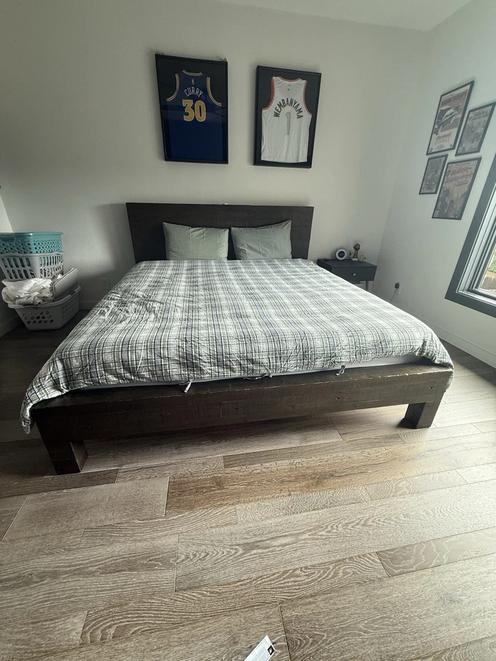 CAMA KING WEST ELM con cabecera de nogal oscuro y colchón blanco Foto 2 de 4