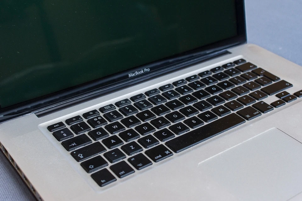 Apple Mac MacBook Pro 15" Late 2008 A1286 2.4GHz Core 2 Duo 8GB RAM Dual SSD - Image 2 of 4