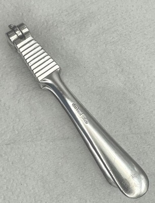 Kardinalteller vor 1940, versilberter Wende-Nussknacker von Elkington & Co.