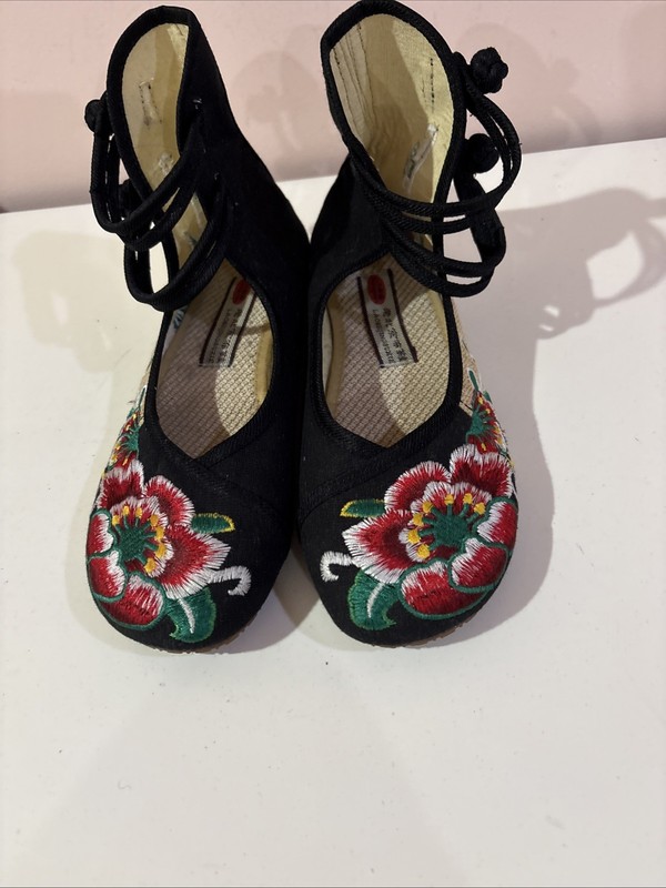 BININBOX WOMEN CHINESE EMBROIDERED FLOWER FLAT MARY JANE BALLET FLATS SZ. 40/9
