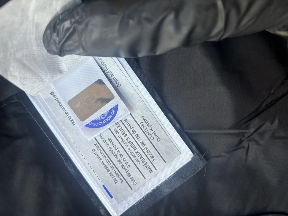 Distintivo masculino preto Canada Goose vermelho Wyndham Parka (M) - Imagem 2 de 3