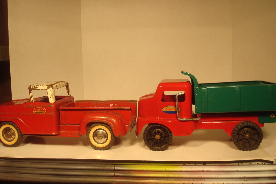 2 TONKA TRUCKS 1 STEPSIDE FORD FARM PICKUP & 1 BOX DUMP TRUCK FOR