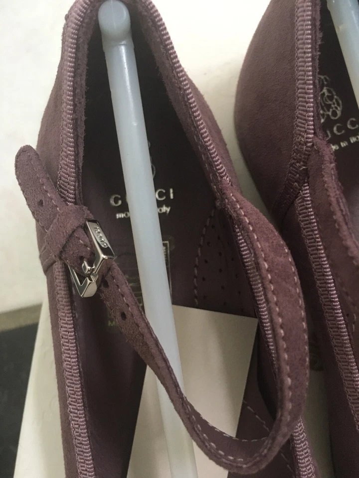 NUEVO EN CAJA 100 % AUTÉNTICO Gucci Niños Pequeños Lila Gamuza Mary Jane Planos GG Logo 356098 Foto 2 de 4