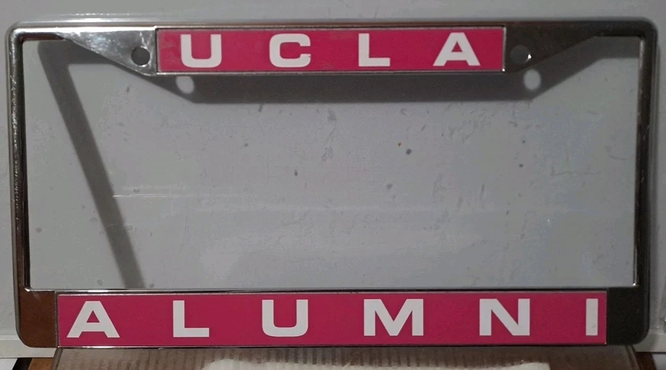 Рама номерного знака автомобиля UCLA ALUMNI розовая (без винтов) - Изображение 2 из 4