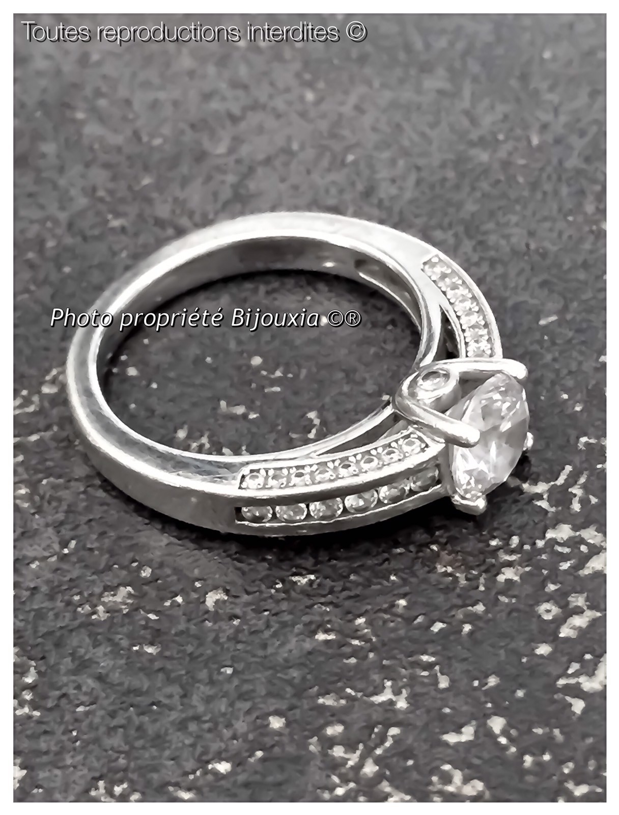 Bague solitaire en argent 925 et zirconium pour sublimer vos mains