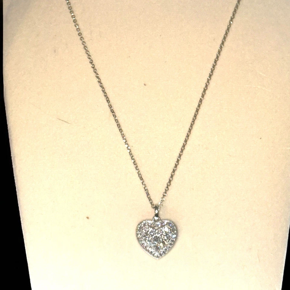 Collar y corazón de oro blanco de 14 quilates con corazón de diamantes de laboratorio  Foto 4 de 4