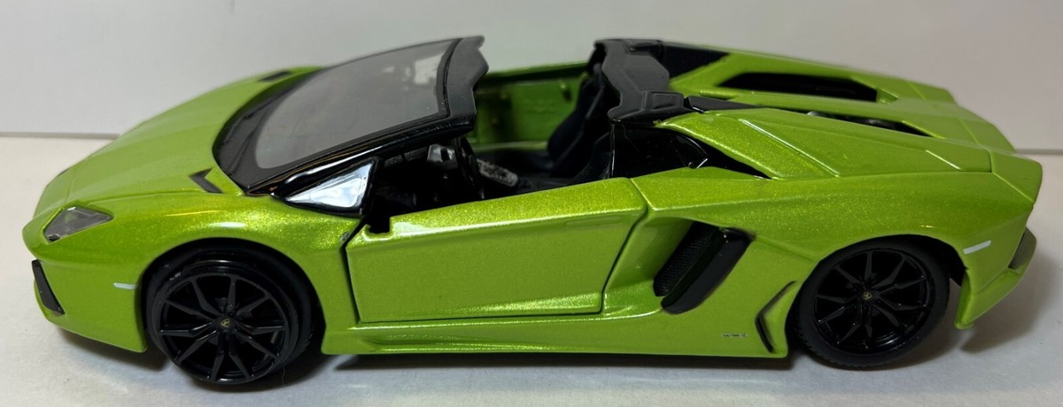 GREEN LAMBORGHINI AVENTADOR LP700-4 1/24 DIECAST MODEL CAR BY
