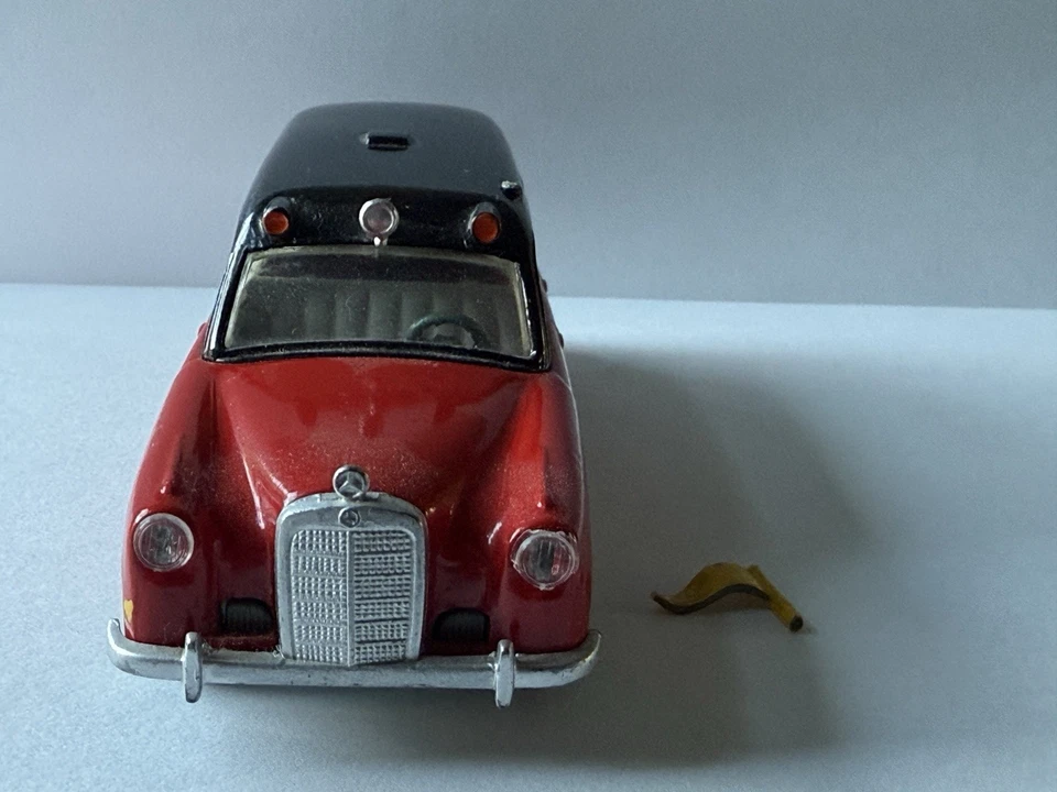 Tekno Denmark 731/32 Mercedes 220 S Ambulance Red 1:43 - Image 3 of 4