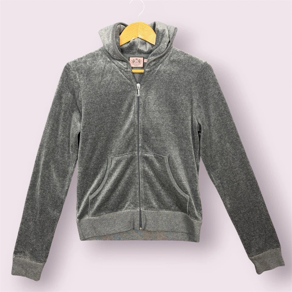 Moletom com capuz e calça Juicy Couture veludo anos 2000 cinza strass coroa G/S - Imagem 3 de 4
