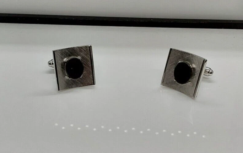 Gemelos de ónix negro y plateado Dante para hombre de uso formal Foto 4 de 4