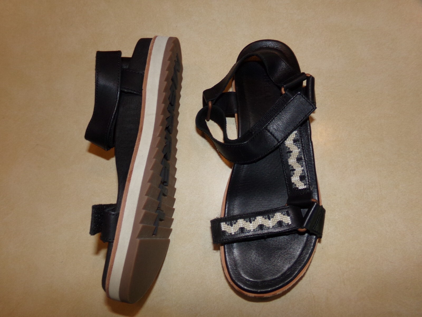 Women's Merrell Black White Strappy Sandals Sz 7