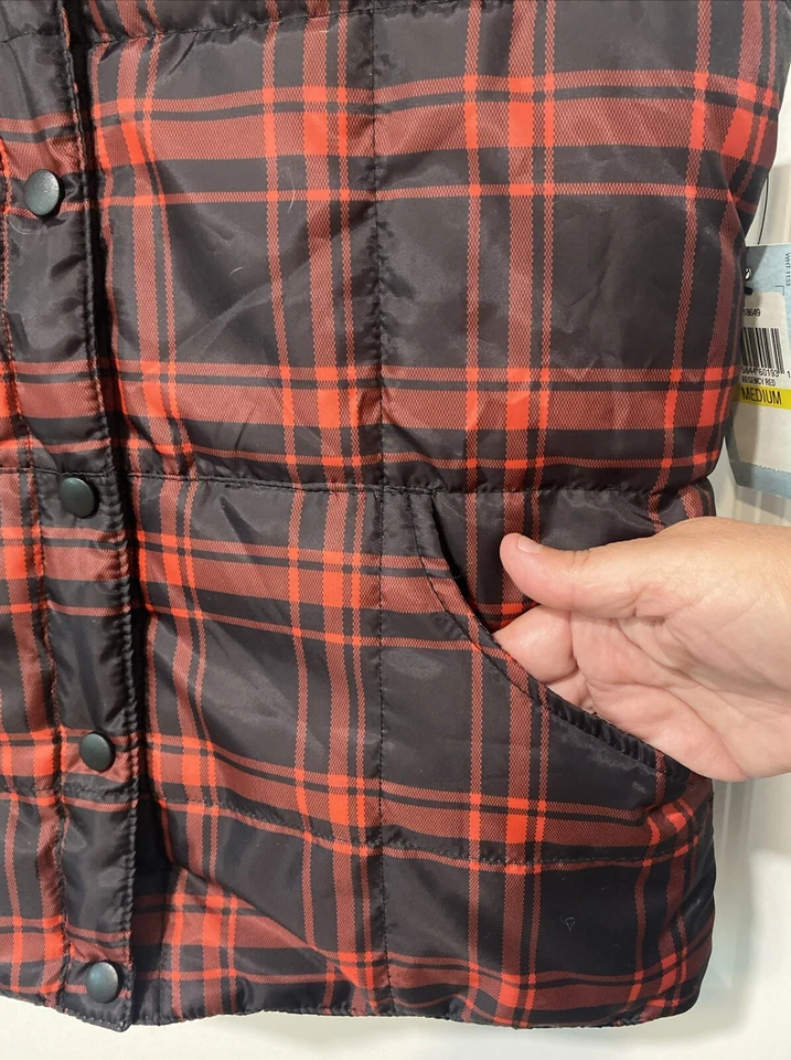 IZOD Quilted Puffer Vest Plaid Women’s Sz MEDIUM Red Black Plaid NEW With Tags - Image 3 of 4