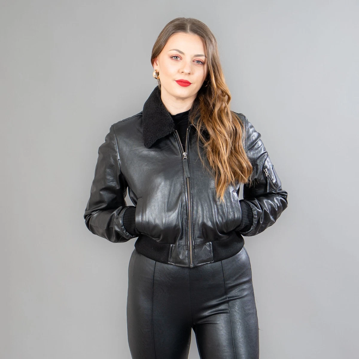 Leather Jacket In Black With A Synthetic Wool Collar Side Pockets And A Zipper