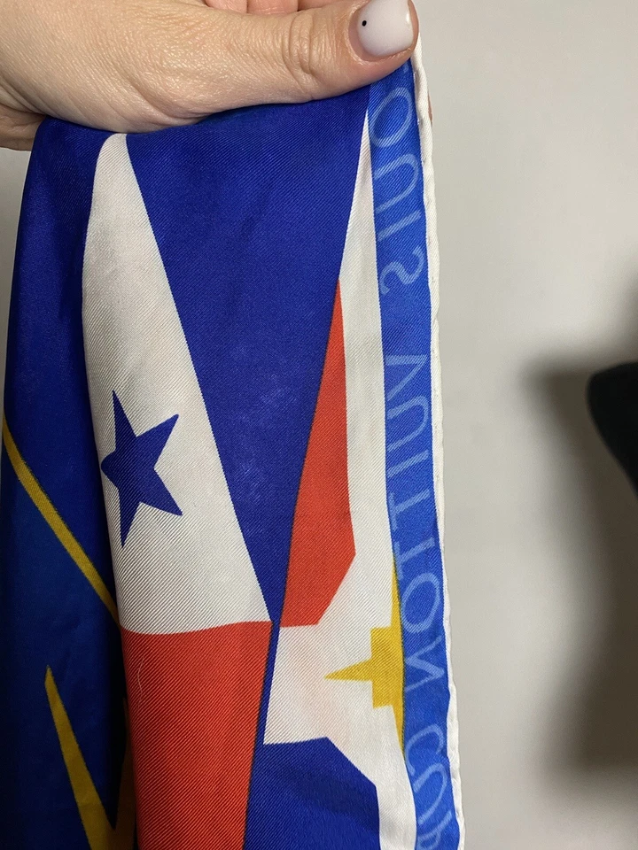 Louis Vuitton Cup 2000 Vintage Bufanda de Seda Rojo/Azul/Amarillo/Blanco Talla 21 x 22 Foto 4 de 4