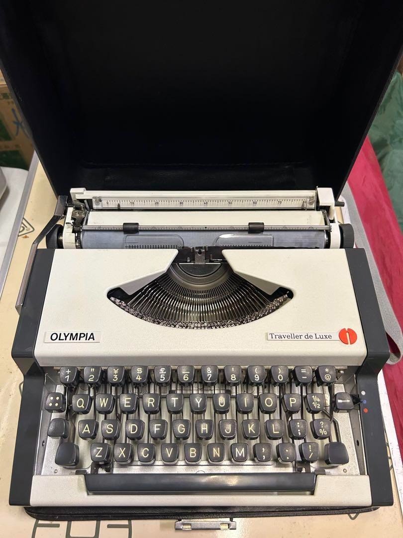 レトロ　 OLYMPIA Traveller de Luxe タイプライター SALE! - Olympia Traveller De Luxe White Typewriter, Vintage