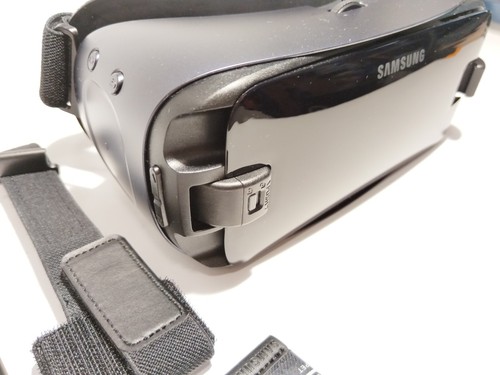 Samsung Gear VR Headset with Controller Powered by Oculus - Picture 6 of 8