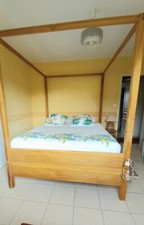 ensemble ;lit à baldaquin,sommier matelas commode 2 tables de nuit