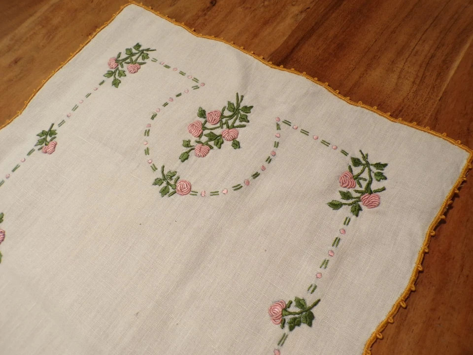 Linge ancien Napperon lin blanc brodé main de fleurs multicolores en relief - Photo 3/4