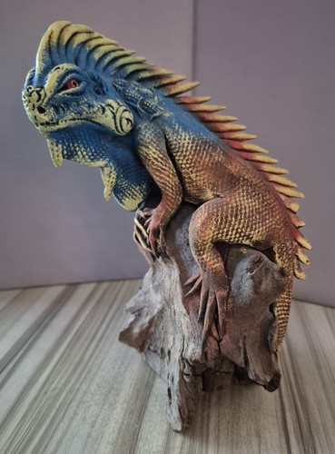 Hand Carved And Hand Painted Wood Iguana - Picture 1 of 5