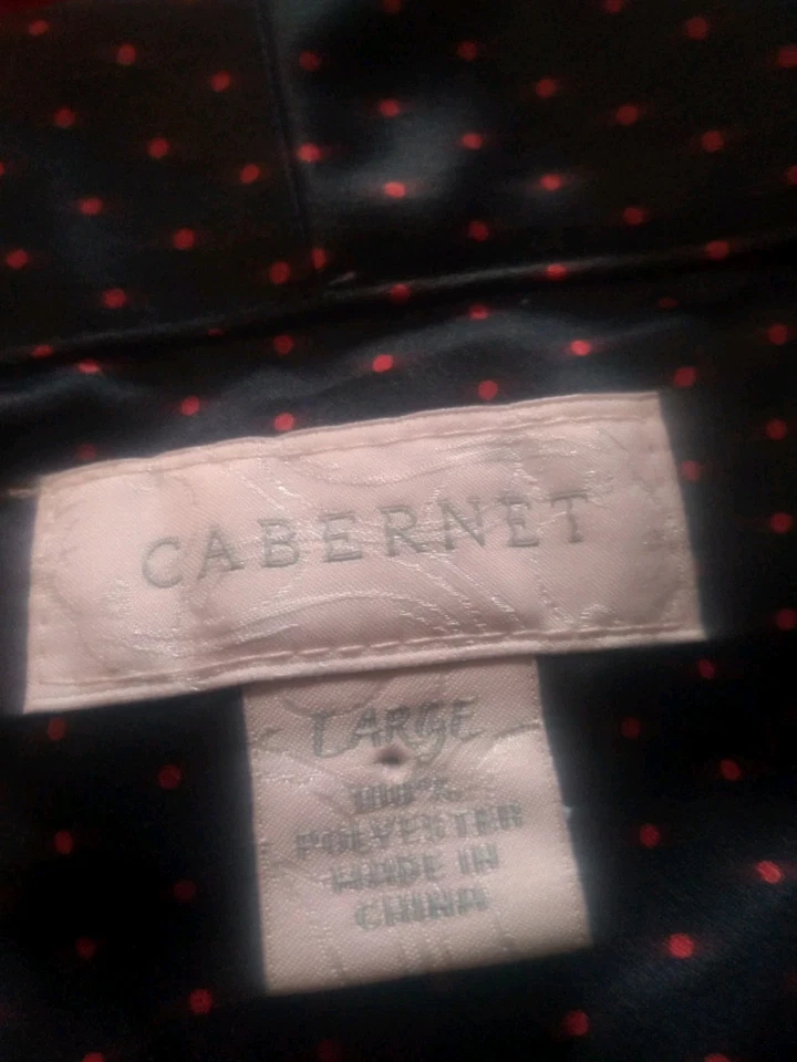Roupa de dormir Cabernet grande preta vermelha Polkadots cetim sedoso botão frontal - Imagem 2 de 4