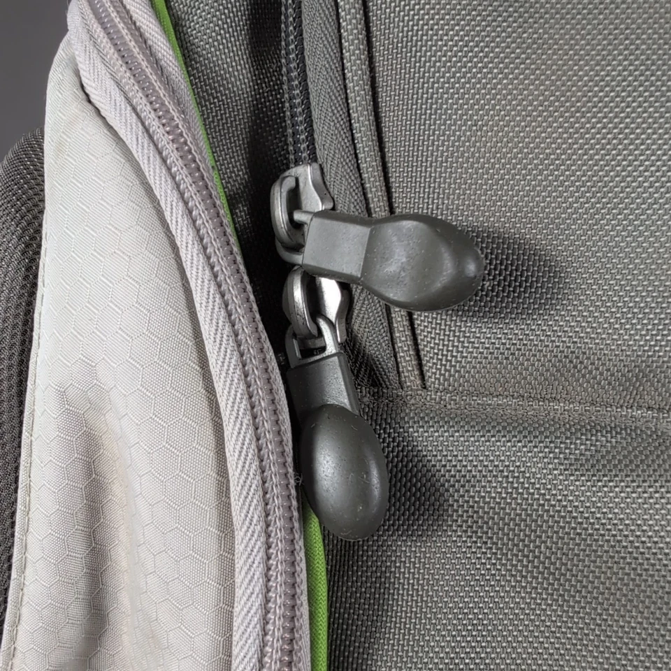 Mochila Consola Oficial Xbox 360 Gris/Plateado Completa con Bolsas de Accesorios Foto 3 de 4