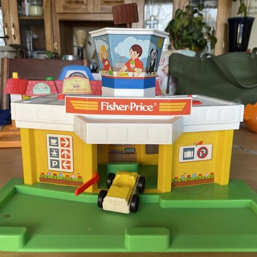 VTG Fisher Price Little People Play Family Jetport Airport Building Plane Car