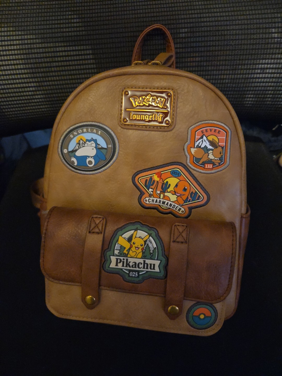 Mini Mochila Loungefly Pokemon Camper Parche Marrón Edición Limitada Nueva con Etiquetas