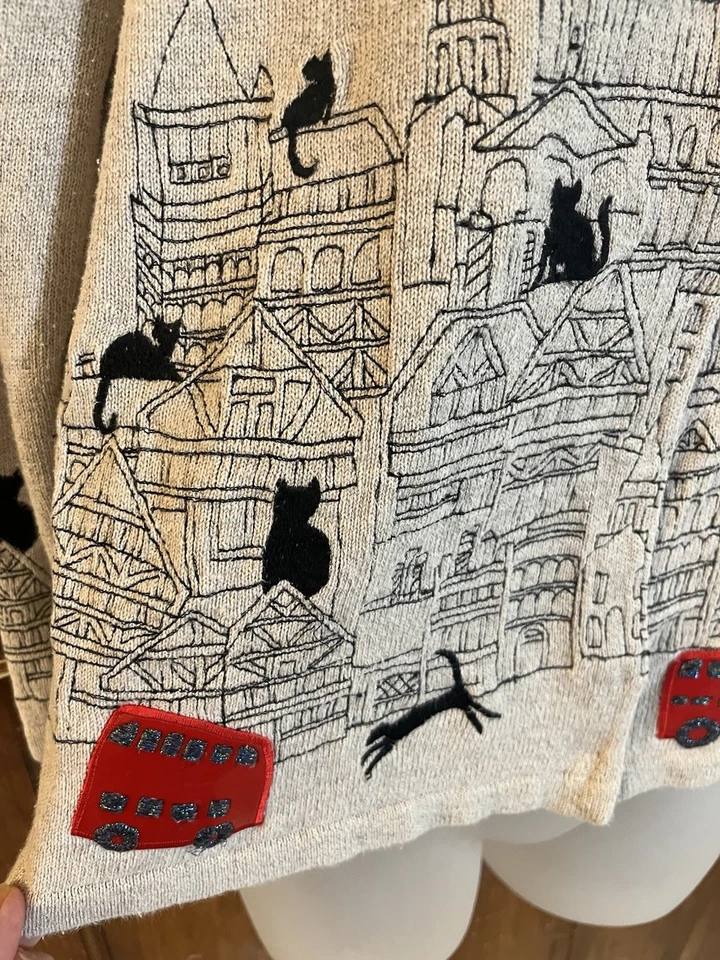 Cárdigan suéter de colección Christina Rotelli Cats In The City pequeños broches de presión y apliques Foto 2 de 4
