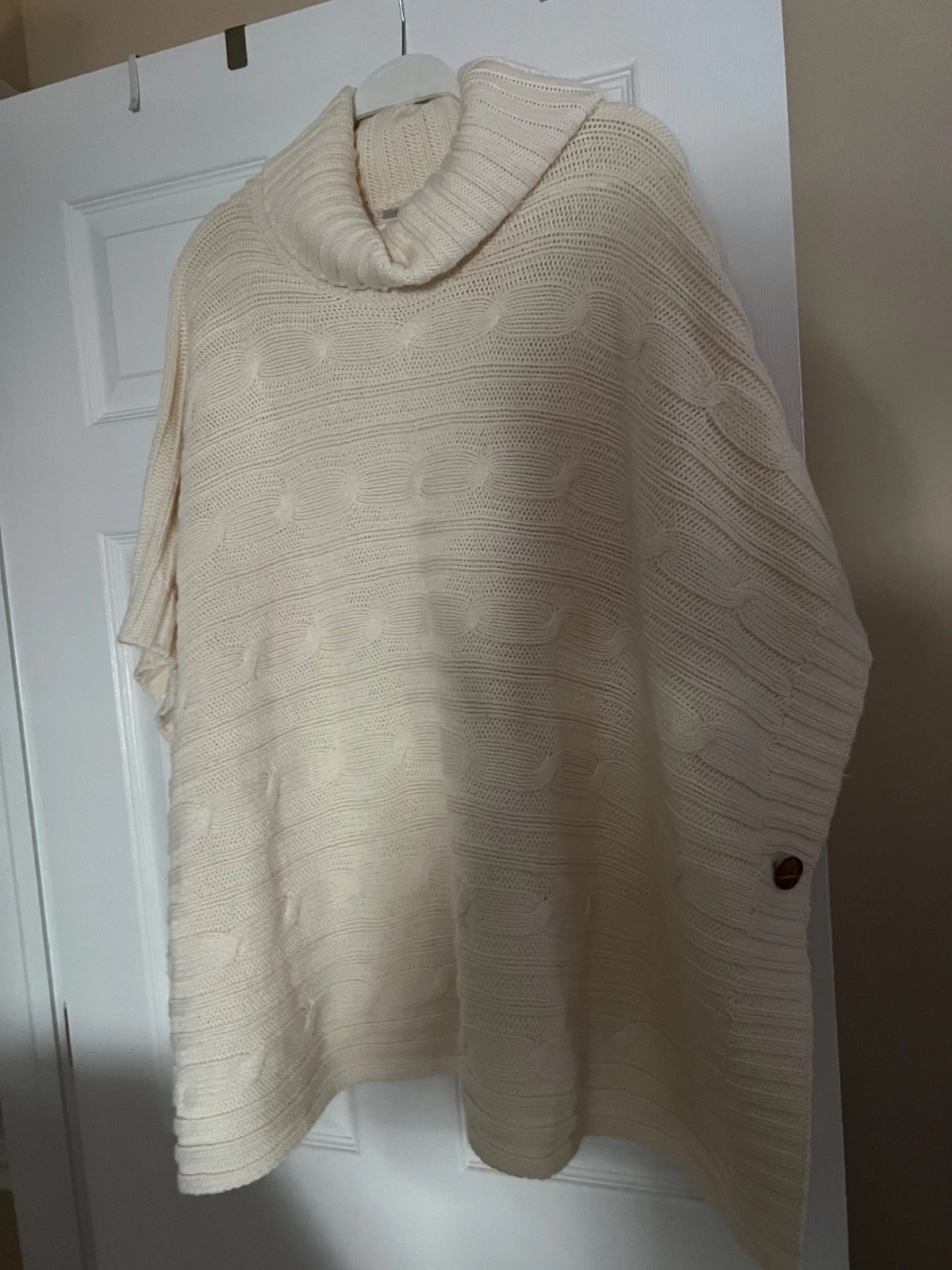 RB14 Gap designed and crafted cream cable knit poncho size medium/large