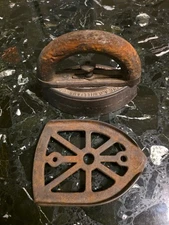 Vintage The A.C Williams Co. Ravenna Ohio Cast Iron Press Iron & Trivet  5 lbs