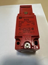Telemecanique Sensors XCS-A501 safety interlock switch New No Box