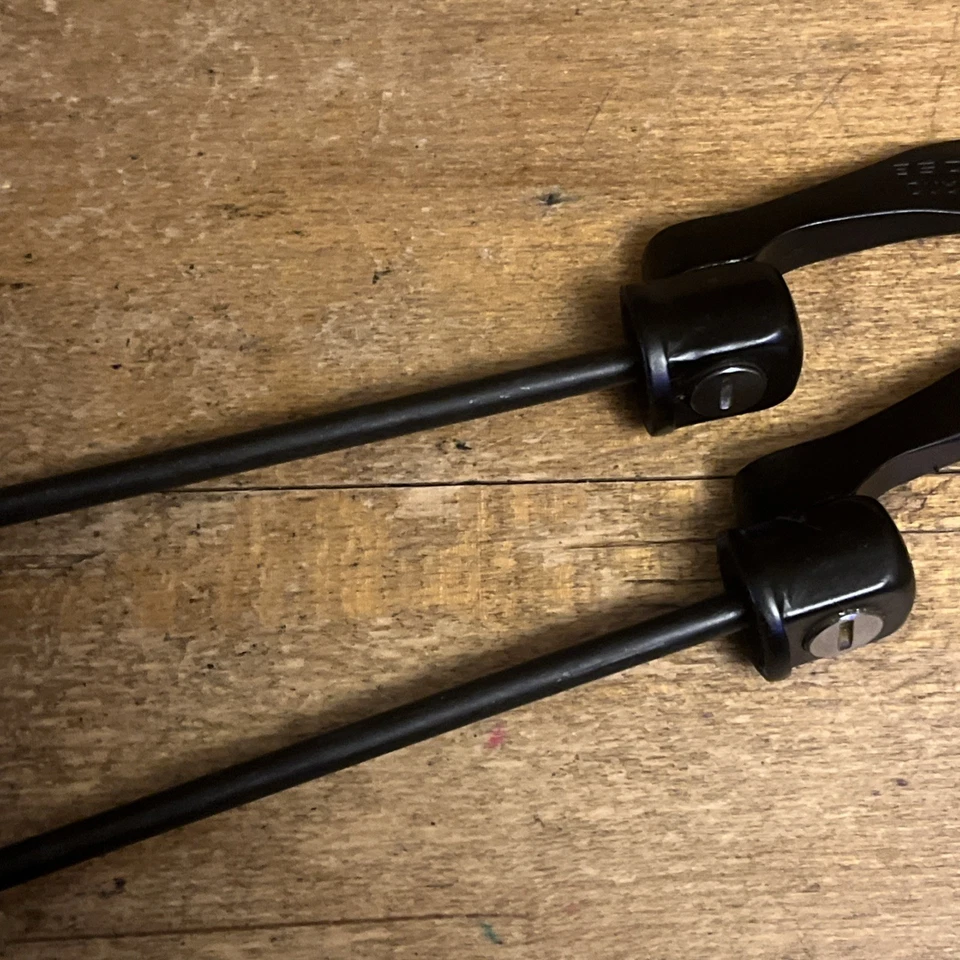 Brochetas traseras Shimano de liberación rápida (2) ~faltan tuercas~ para piezas Foto 3 de 4