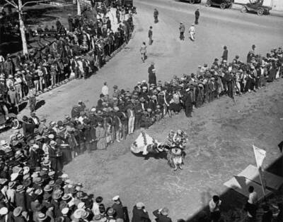 High angle view crowds gathered around watching ancient lion da- 1926 Old Photo