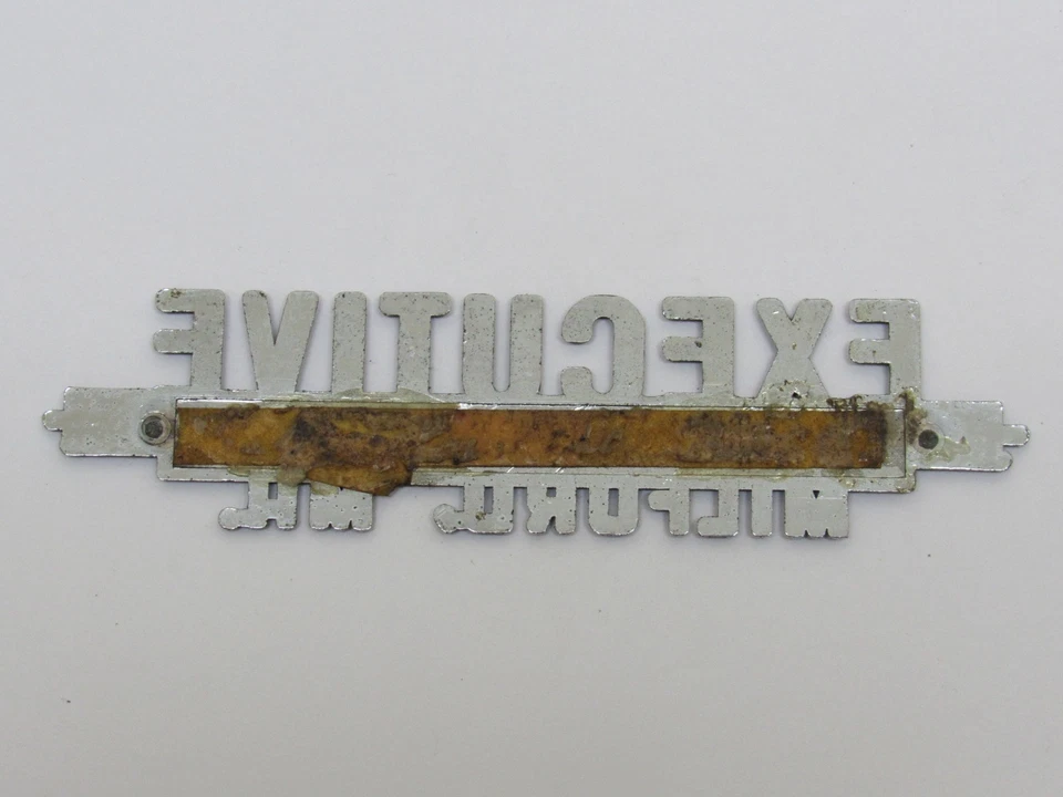 Etiqueta emblema insignia de distribuidor de metal vintage ejecutivo Pontiac Milford Massachusetts MA Foto 2 de 2