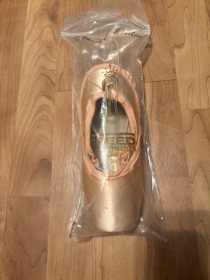 Custom Freed Pointe Shoes 5 1/2 XX, Wineglass maker