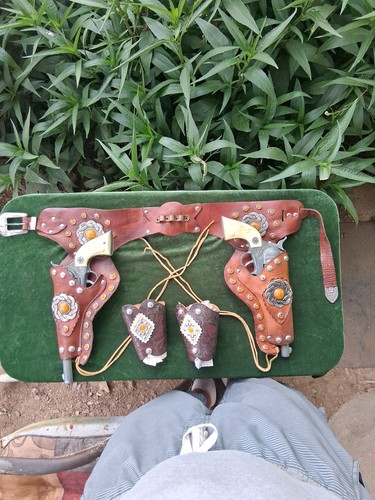Fancy Steerhead Cap Pistols w/Dazzled Holsters andCuffs