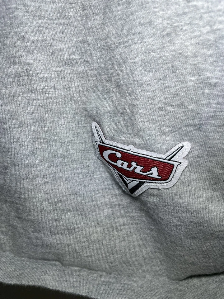Camiseta De Colección Pixar Cars Película Rayo McQueen Con Parches XL Disney Store Foto 4 de 4