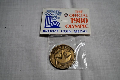 XIII Olympic Winter Games The Official 1980 Olympic Bronze Coin Medal in Folie - Bild 1 von 4